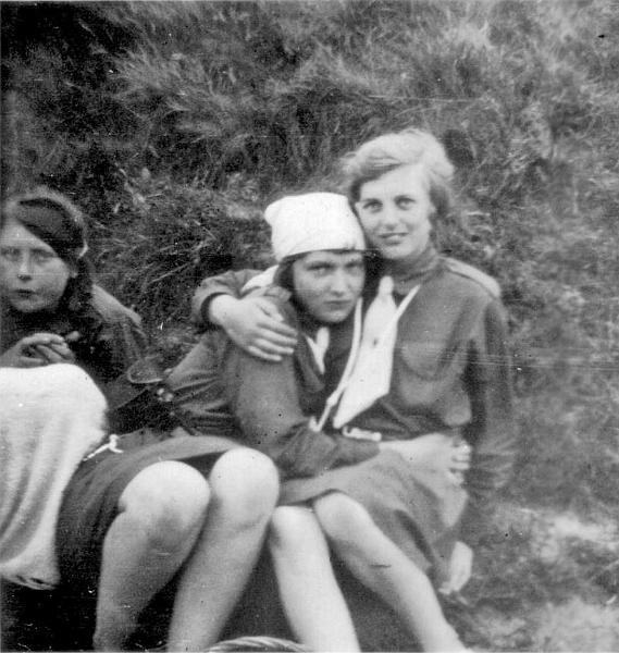 Girl Guides -1929.JPG - Girl Guides at Braystones - 1929 Helen Heaton learning First Aid, with her friend ( & patient ) Frances Popay.